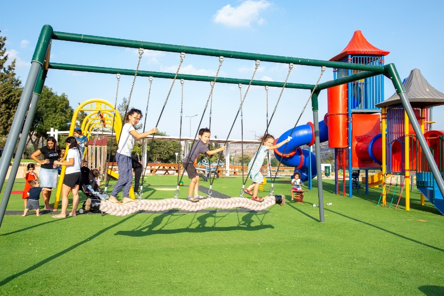 משתובבים בגן בשכונת אתרוג - למטה