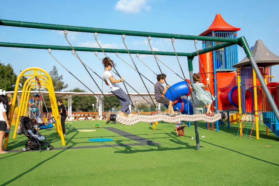 משתובבים בגן בשכונת אתרוג - למעלה